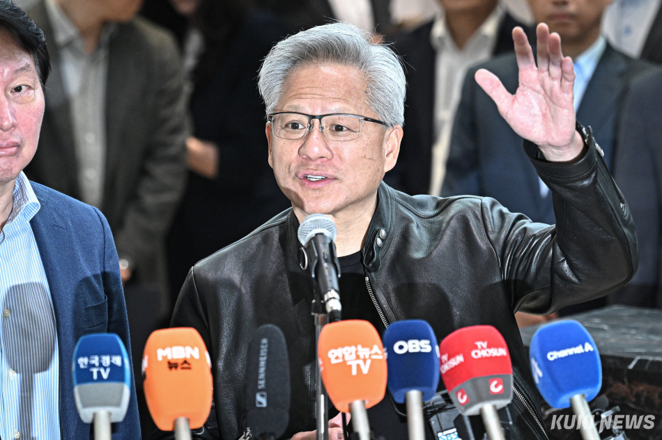 젠슨 황 엔비디아 CEO가 8일 오전 종로 SK서린빌딩에서 SK그룹과의 협력관계 관련 브리핑을 진행했다. 남동균 기자