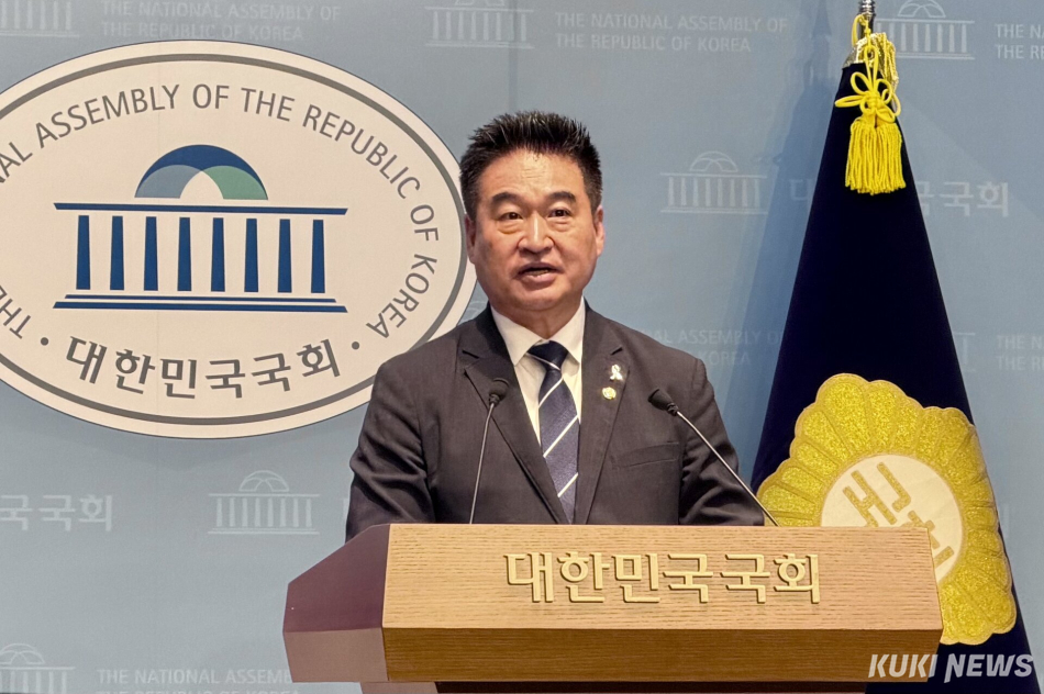 최혁진 무소속 의원이 8일 서울 여의도 국회에서 기자회견을 열고 발언하고 있다. 유병민 기자