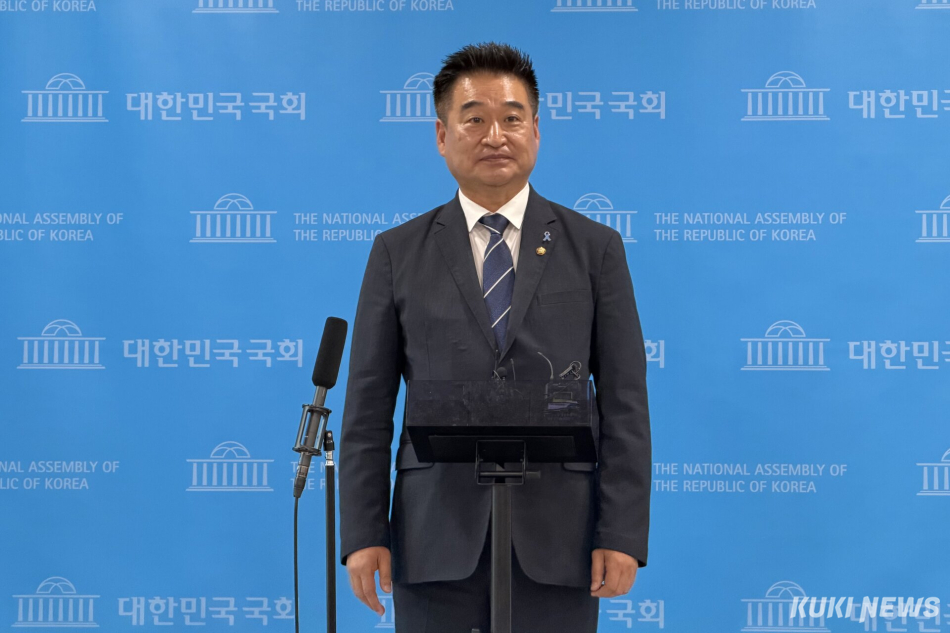 최혁진 무소속 의원이 8일 서울 여의도 국회에서 기자회견 직후 기자들과 만나 대화하고 있다. 유병민 기자