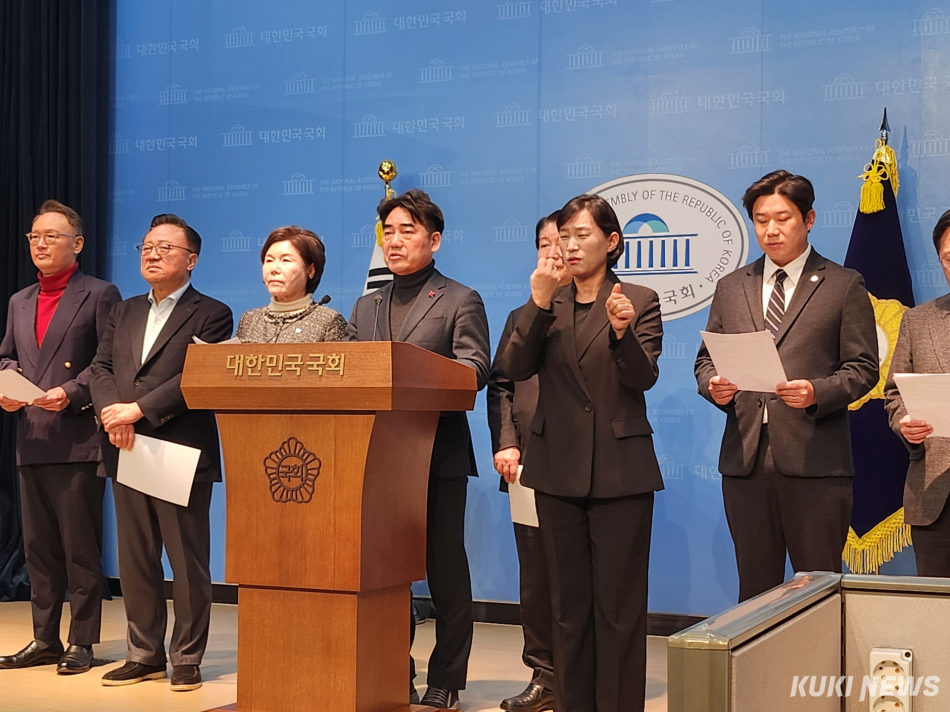 국민의힘 소장파 모임 ‘대안과 미래’ 소속 의원들이 지난 2월19일 국회 소통관에서 윤석열 전 대통령이 내란 우두머리 혐의 1심 재판에서 무기징역을 선고받은 것과 관련해 기자회견을 하고 있다. 전재훈 기자