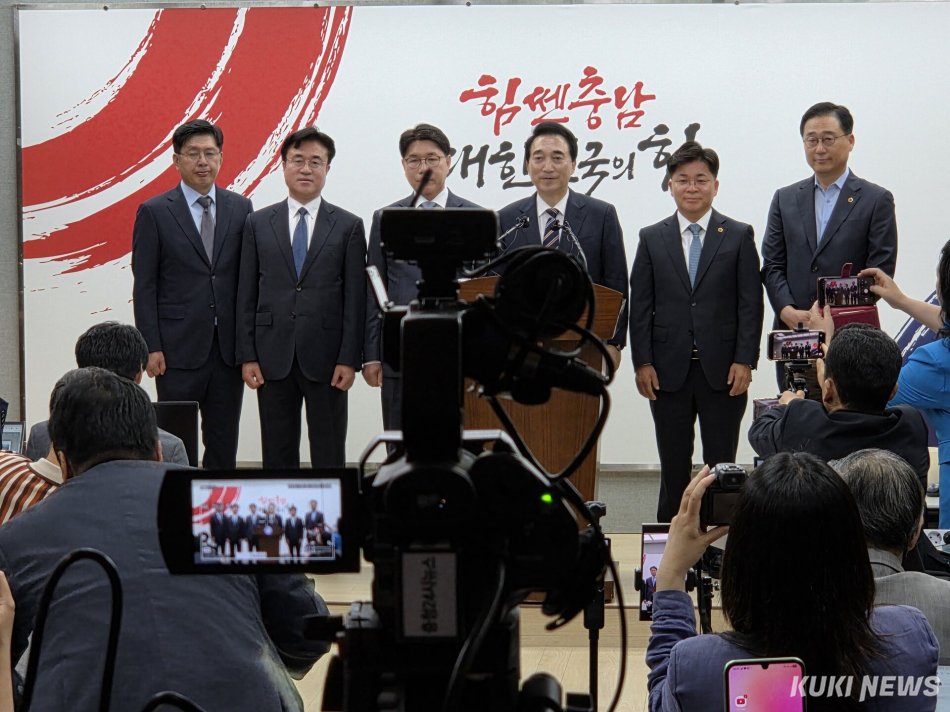 박수현 충남도지사 당선인은 8일 충남도청 프레스센터에서 기자회견을 갖고 충남도정의 첫 출발을 준비할 인수위 성격의 ‘통(通)하는 충남 준비위원회’ 인선을 발표했다. 사진=홍석원 기자