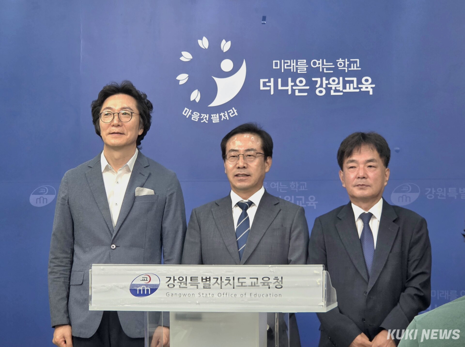 8일 강삼영 강원도교육감 당선인(가운데)이 구재승 위원장(왼쪽), 전봉주 부위원장(오른쪽)과 함께 인수위원회 구성에 대해 밝히고 있다. (사진=한재영)