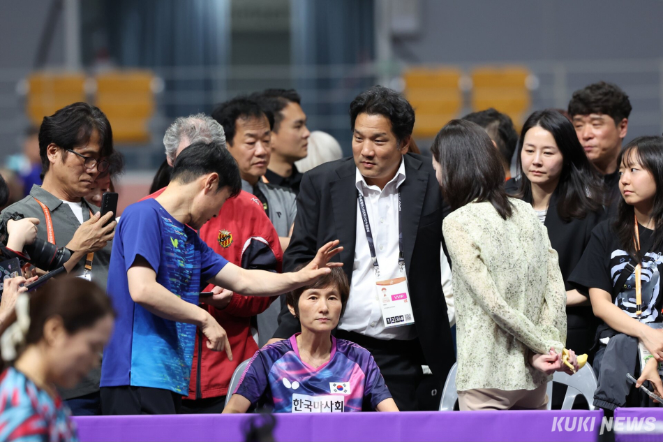 XIOM 2026 강릉세계마스터즈탁구선수권대회 공동조직위원장인 이태성 대한탁구협회장이 8일 대회를 준비하고 치르며 느낀 특별한 소감을 밝혔다. 이번 대회에 출전한 현정화 집행위원장 경기를 관람하며 응원하고 있다. 조직위 제공