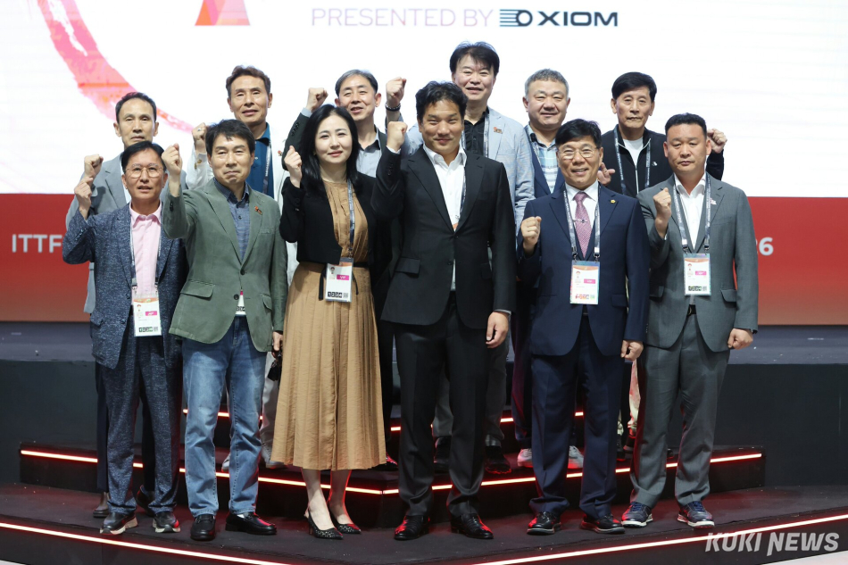 XIOM 2026 강릉세계마스터즈탁구선수권대회 공동조직위원장인 이태성 대한탁구협회장이 8일 대회를 준비하고 치르며 느낀 특별한 소감을 밝혔다. 대회 현장을 찾은 각 시도탁구협회 회장들과 기념 촬영을 하고 있다. 조직위 제공