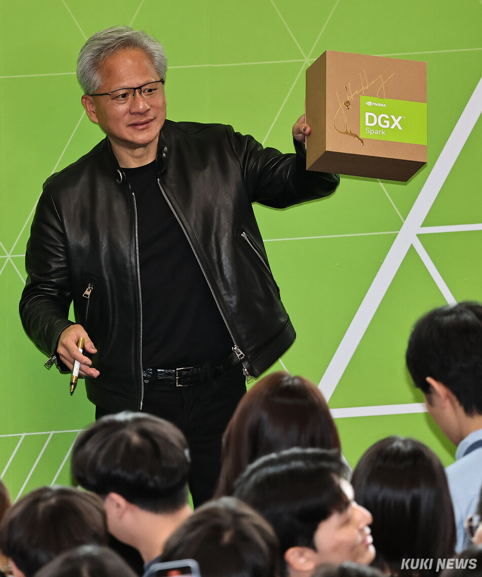 젠슨 황 엔비디아 최고경영자(CEO)가 8일 서울대학교 해동첨단공학관에서 열린 ‘빌드어클로(Build-a-Claw)‘ 행사장을 찾아 학생들을 상대로 강연을 마치며 엔비디아 최신 AI컴퓨터를 선물 하고 있다. 