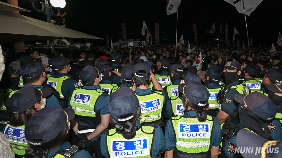 지난 4일 경기 과천 중앙선거관리위원회에 투표용지 부족 사태에 항의하는 시민들이 모여있다. 남동균 기자