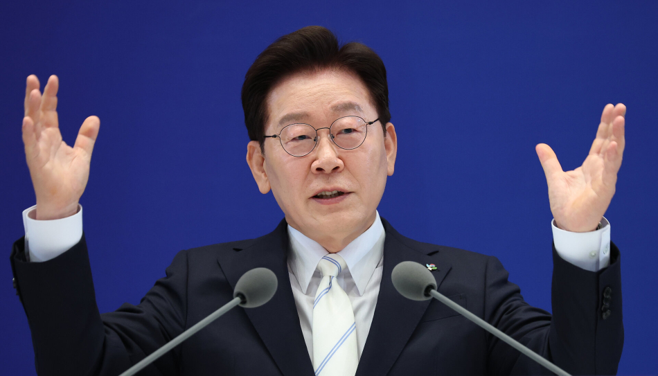 이재명 대통령이 8일 청와대 영빈관에서 열린 취임 1주년 기자회견에서 발언하고 있다. 연합뉴스