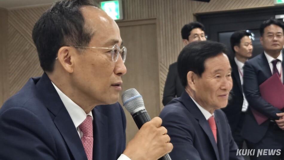 추경호 대구시장 당선인이 8일 열린 대구시장직 인수위원회 출범 기자간담회에서 기자들의 질문에 답변하고 있다. 최재용 기자