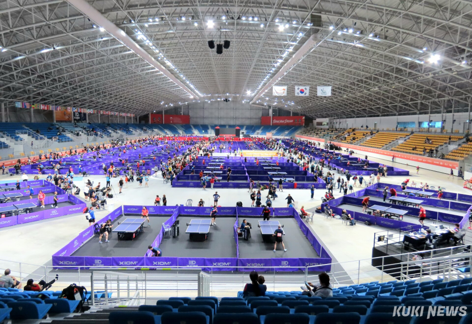 남녀 단식 경기가 열리고 있는 6일 강릉 오발(강릉스피드스케이팅경기장) 전경. 전인수 기자