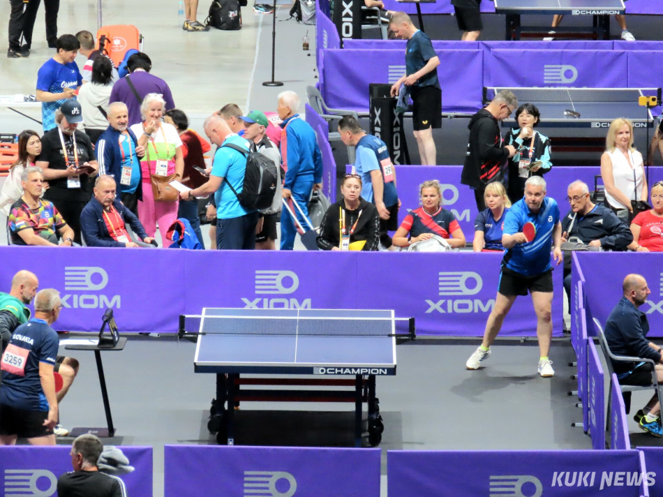 남녀 단식 경기가 열리고 있는 6일 강릉 오발(강릉스피드스케이팅경기장) 경기장에서 외국인 탁구 동호인 선수들이 기량을 겨루고 있다. 전인수 기자