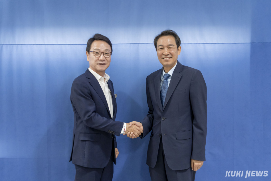 우상호 강원도지사 당선인과 김헌영 인수위원장(왼쪽)이 악수를 하고 있다. (사진=우상호 당선인 측)