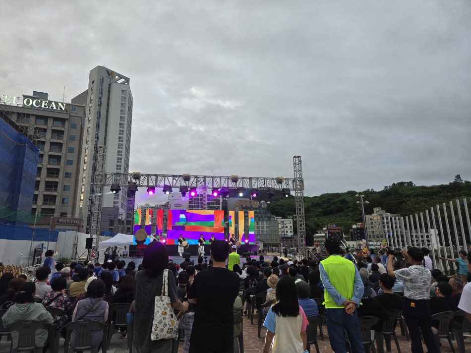 거제 옥포 수변공원에서 ‘국악과 함께하는 해변‘ 행사가 열리고 있다. 거제시 제공