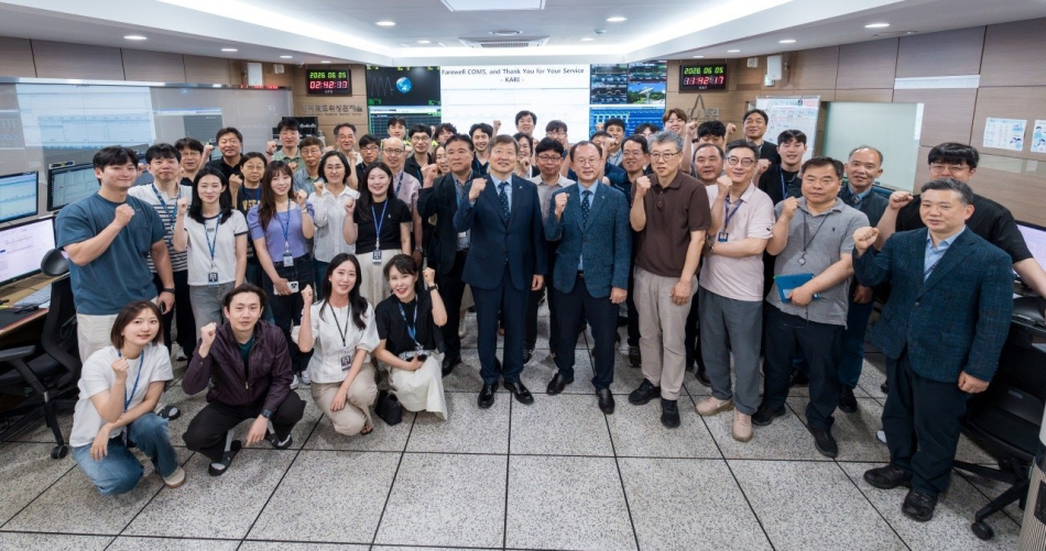 천리안1호 위성 관제팀과 이상철 한국항공우주연구원장. 한국항공우주연구원