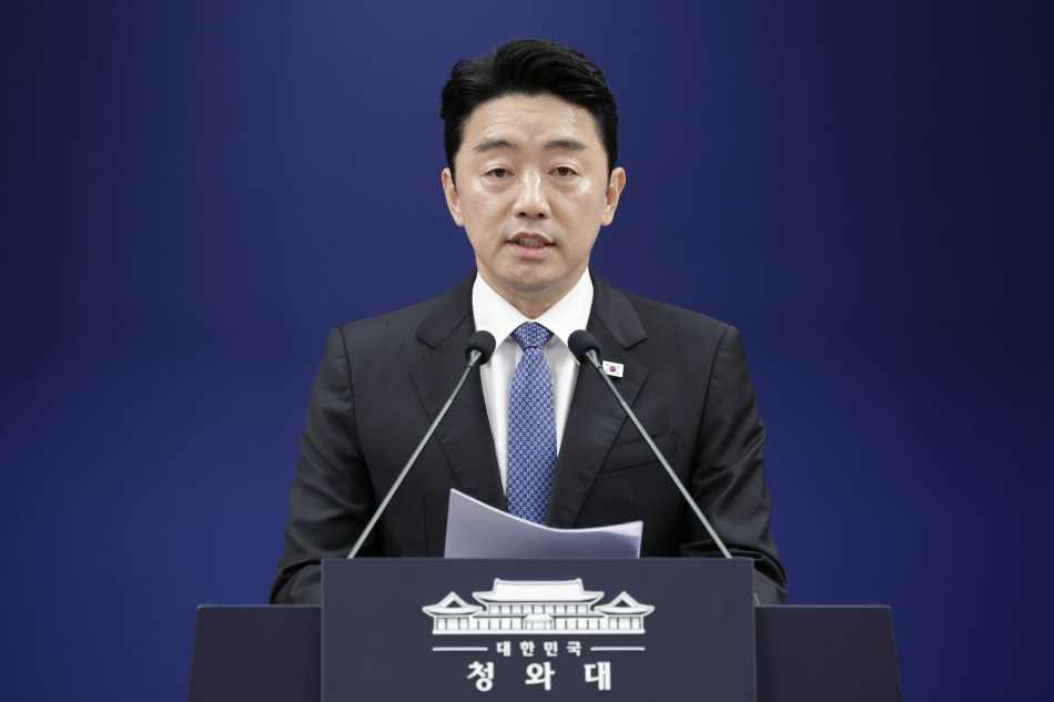 강훈식 대통령비서실장이 7일 청와대 기자회견장에서 이재명 대통령이 신임 국무총리 후보자로 한성숙 중소벤처기업부 장관을 지명했다고 발표하고 있다. 연합뉴스