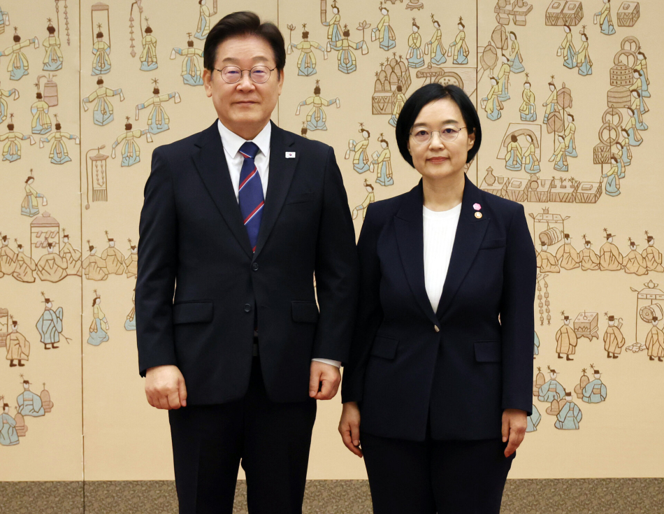 청와대는 7일 이재명 대통령이 신임 국무총리 후보자로 한성숙 중소벤처기업부 장관을 지명했다고 발표했다. 사진은 지난해 이 대통령이 한 장관에게 임명장 수여 후 기념 촬영을 하는 모습. 연합뉴스