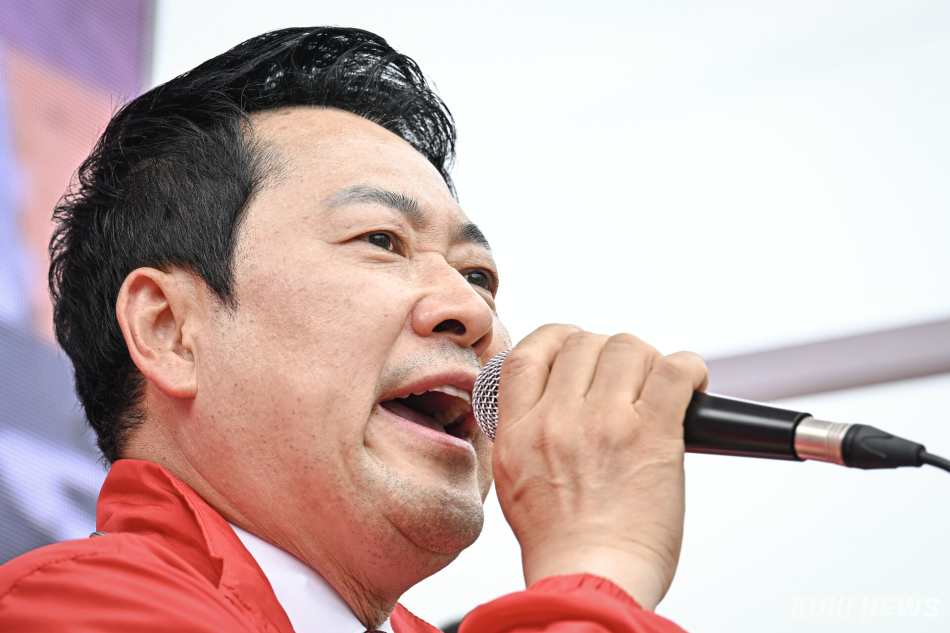 장동혁 국민의힘 대표가 지난달 26일 서울 성동구 금남시장에서 유권자들에게 지지를 호소하고 있다. 남동균 기자