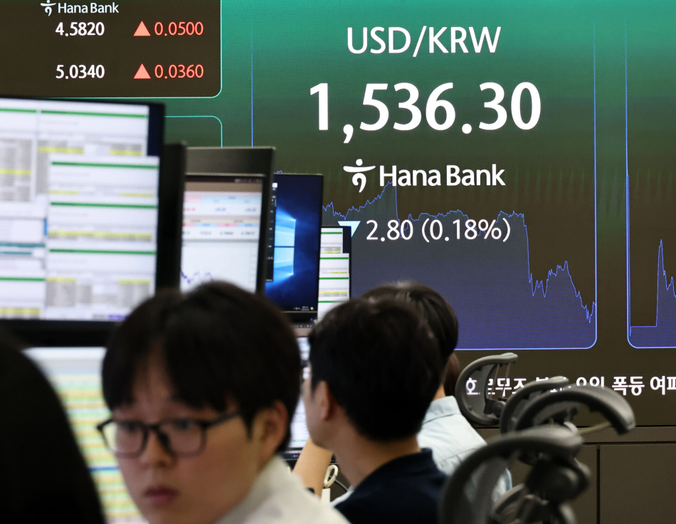 원·달러 환율이 4.1원 내린 1,535.0원(15:30 종가)을 기록 중인 8일 서울 중구 하나은행 딜링룸 현황판에 원·달러 환율이 표시되고 있다. 연합뉴스