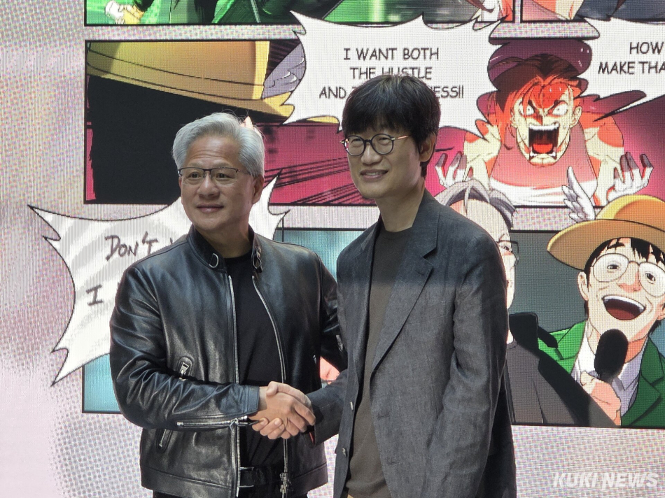 젠슨 황 엔비디아 최고경영자(CEO)와 이해진 네이버 의장이 8일 경기 성남 네이버 1784 사옥에서 만나 악수를 하고 있다. 정우진 기자
