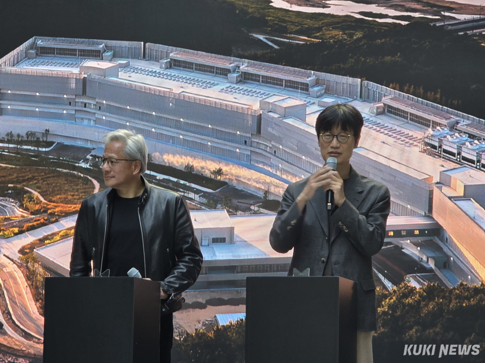 젠슨 황 엔비디아 최고경영자(CEO)와 이해진 네이버 의장이 8일 경기 성남 네이버 1784 사옥에서 미디어 스크럼을 통해 기자의 질문에 답하고 있다. 정우진 기자