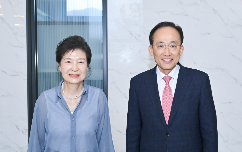 박근혜 전 대통령이 대구 달성군 사저에서 추경호 대구시장 당선인을 만나 대구 수성과 경제 성과를 당부했다. 대구시장직 인수위원회 제공