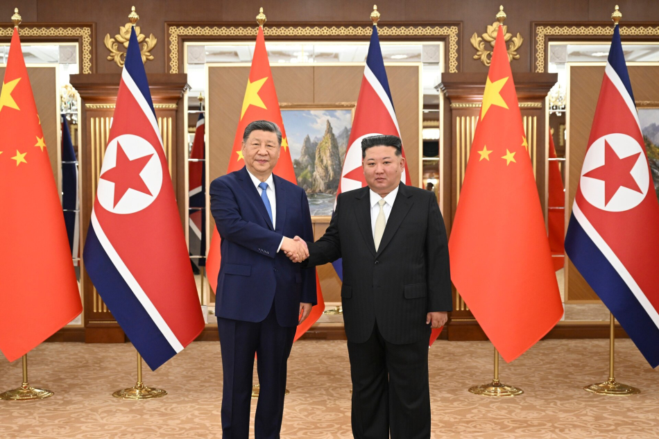 8일 시진핑 중국 국가주석과 김정은 북한 국무위원장이 평양 금수산영빈관에서 정상회담을 가졌다. 신화통신 연합뉴스