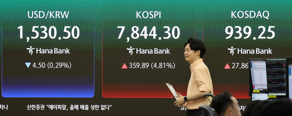 9일 서울 중구 하나은행 딜링룸 현황판. 연합뉴스