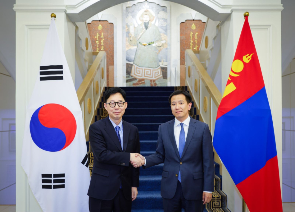 박윤주 외교부 1차관(왼쪽)과 검버수렌 아마르툽신 몽골 외교부 차관이 8일 몽골 울란바토르에서 제1차 한·몽골 외교차관 전략대화를 가졌다. 외교부 제공