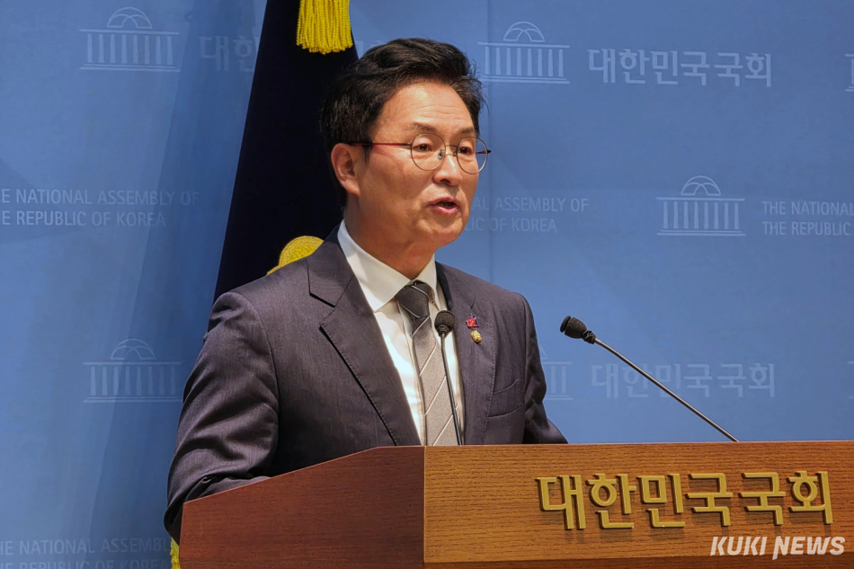 정진욱 더불어민주당 의원이 9일 서울 여의도 국회 소통고나에서 중앙선거관리위원회 개혁을 위한 원포인트 개헌을 제안하고 있다. 김건주 기자