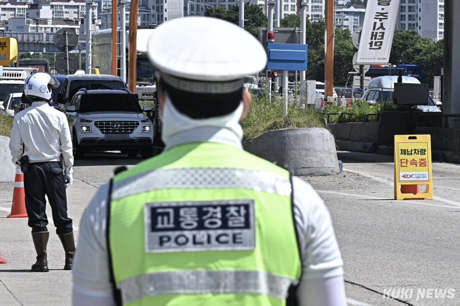 9일 경기 구리시 구리남양주톨게이트에서 경찰 관계자들이 체납차량 톨게이트 합동단속을 진행하고 있다.