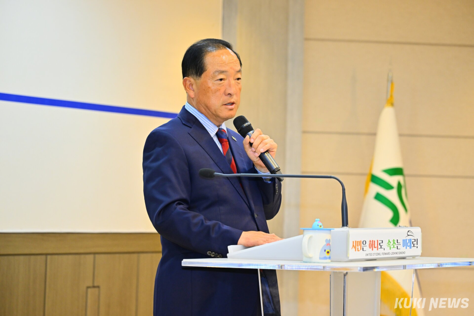 민선9기 재선에 성공하고 민선 8기 현직에 복귀한 이병선 속초시 시장이 8일 월례조회를 열고 시청 공무원들을 대상으로 월간 시정 계획을 설명하고 있다.
