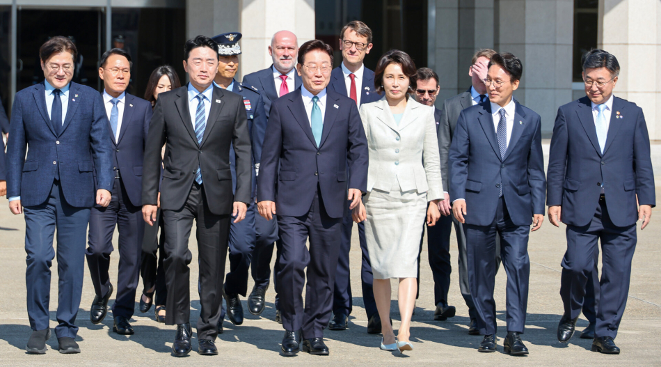 주요7개국(G7) 정상회의 참석과 유럽 순방을 위해 출국하는 이재명 대통령과 김혜경 여사가 9일 성남 서울공항에서 공군 1호기로 이동하고 있다. 연합뉴스
