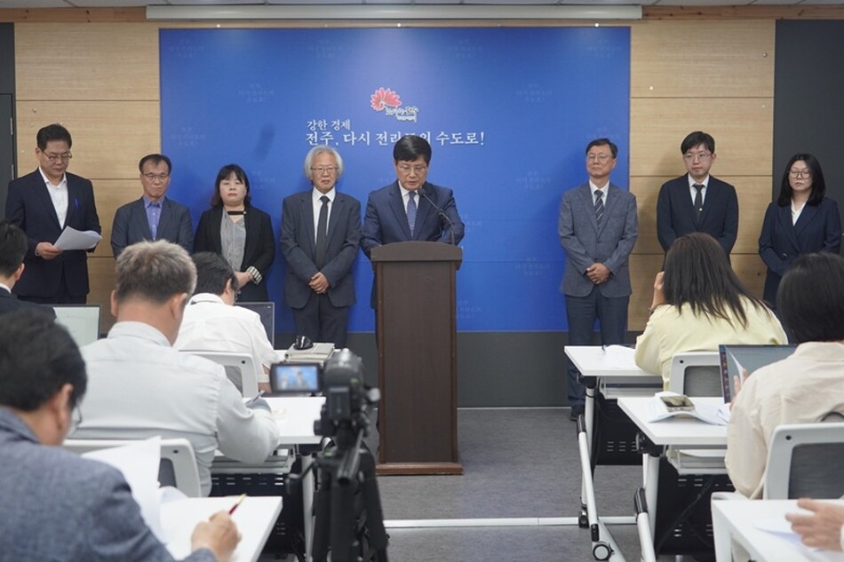 조지훈 전주시장 당선인과 전주시장직 인수위원회 위원들이 9일 전주시청 브리핑룸에서 기자회견을 통해 인수위 구성과 운영 방향을 설명하고 있다.