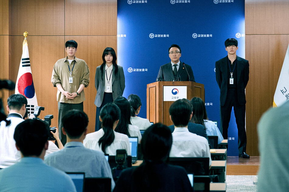 ‘참교육’ 스틸. 왼쪽부터 봉근대(표지훈), 임한림(진기주), 최강석(이성민), 나화진(김무열). 넷플릭스 제공