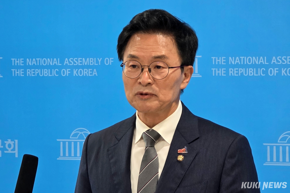 정준욱 더불어민주당 의원이 9일 서울 여의도 국회 소통관에서 회견 후 기자들과 만나 답변하고 있다. 김건주 기자
