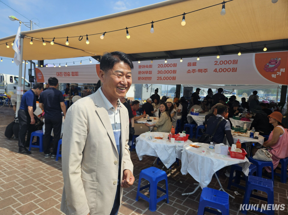 지난해 강원 고성군 대진항 일원에서 열린 제5회 저도 대문어축제 모습. 함명준 고성군수가 행사장을 둘러보고 있다. 조병수 기자.