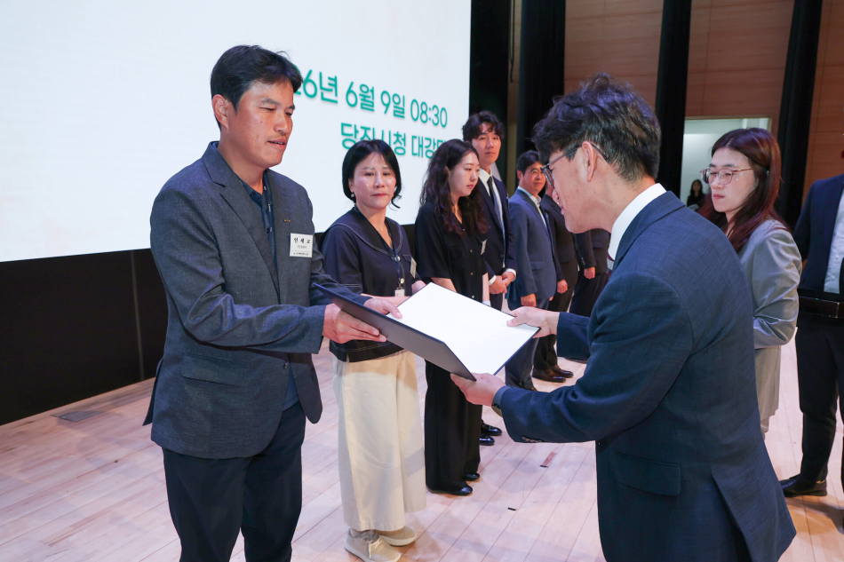당진시 공무원 인세교 자연재난팀장이 공로를 인정받아 대통령 표창을 받고 있다. 당진시