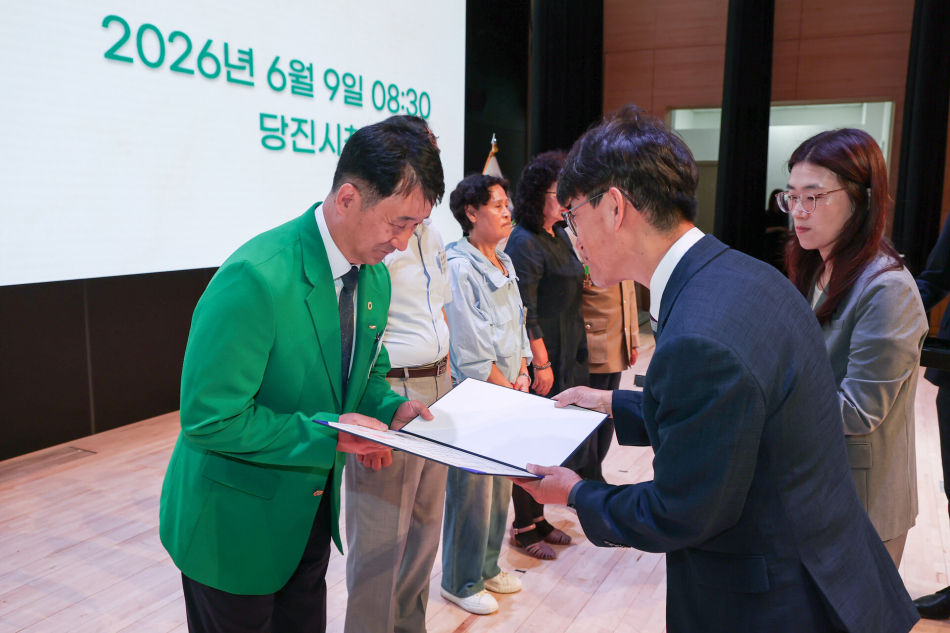 당진시자율방재단 원종돈 연합대장이 공로가 인정돼 국무총리 표장을 받고 있다. 당진시