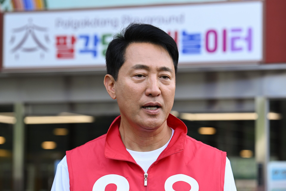오세훈 서울시장이 지난달 25일 서울 광진구 서울어린이대공원 유세 현장에서 취재진 질문에 답하고 있다. 임은재 기자