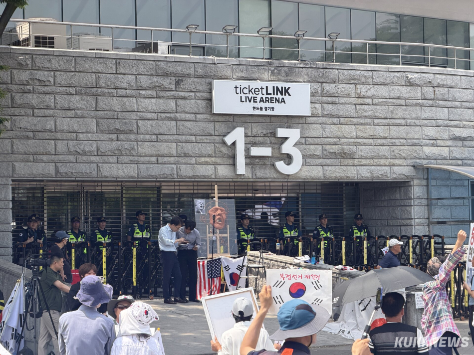 9일 서울 송파구 올림픽공원 핸드볼경기장 출입구 앞에서 6·3 지방선거 투표용지 부족 사태를 규탄하며 재선거를 요구하는 시민들이 구호를 외치고 있다. 유병민 기자