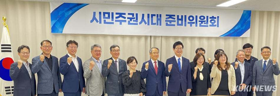 ‘민선 9기 원주시 시민주권 시대 준비위원회’ 현판식과 자문위원 위촉식이 9일 오후 강원 원주시 명륜1동 주민자치센터에서 열렸다. 원주=윤수용 기자