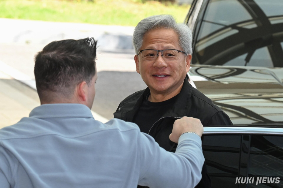젠슨 황 엔비디아 CEO가 9일 오전 서울 김포비즈니스항공센터를 통해 출국했다. 임은재 기자