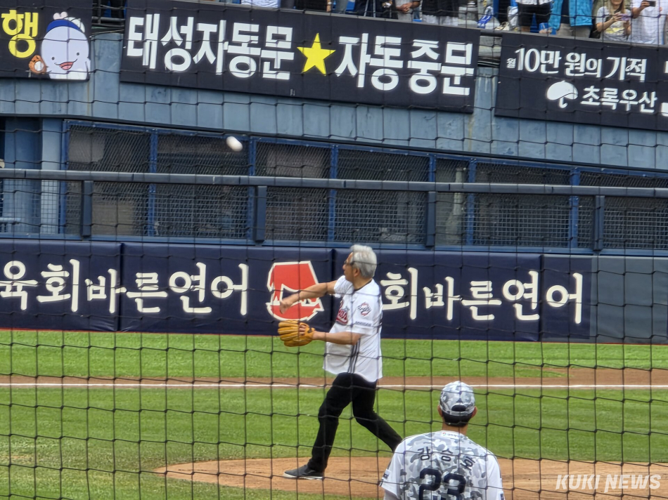 젠슨 황 엔비디아 CEO가 7일 오후 서울 잠실야구장에서 열리는 두산베어스 홈경기에서 시구자로 나섰다. 정우진 기자