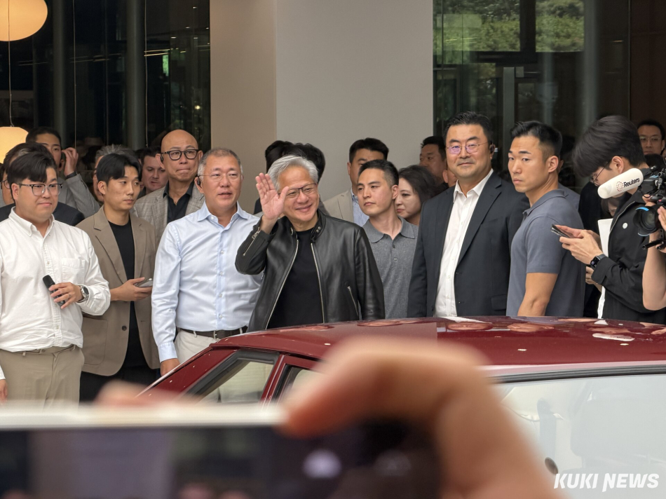 젠슨 황 CEO가 로비에 전시된 현대차그룹 주요 차량을 둘러보며 직원들에게 인사를 하고 있다. 송민재 기자