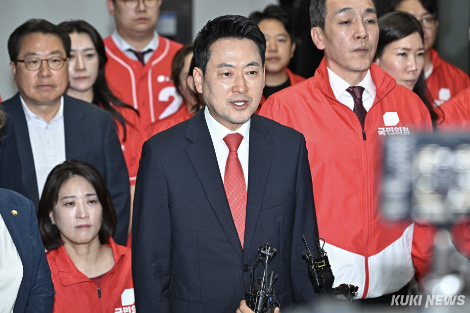 장동혁 국민의힘 대표가 3일 일부 투표소에서 벌어진 투표용지 부족 사태와 관련해 경기 과천 중앙선관위를 항의 방문하고 있다. 남동균 기자