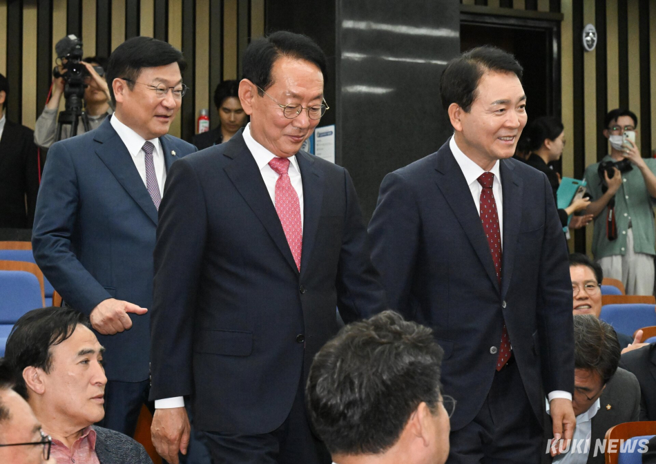 국민의힘 차기 원내대표 선출을 하루 앞둔 9일 서울 여의도 국회에서 열린 원내대표 후보자 초청 간담회에서 정점식·김도읍·성일종 의원이 기념촬영을 하고 있다. 임은재 기자