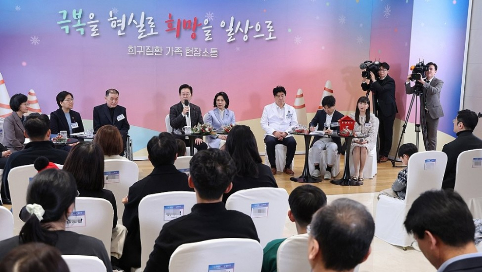 이재명 대통령과 김혜경 여사가 지난해 12월24일 서울 서대문구 연세암병원 중입자치료센터에서 희귀질환 환우·가족과 간담회를 가졌다. 연합뉴스