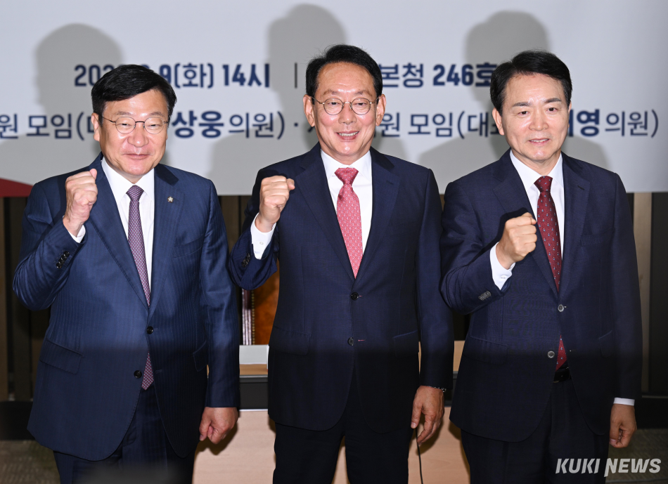 국민의힘 원내대표 선거에 출마한 김도읍·정점식·성일종(기호순) 의원이 9일 국회에서 열린 ‘초·재선 의원 공동 주최 원내대표 후보자 초청 간담회’에 참석해 포즈를 취하고 있다. 임은재 기자