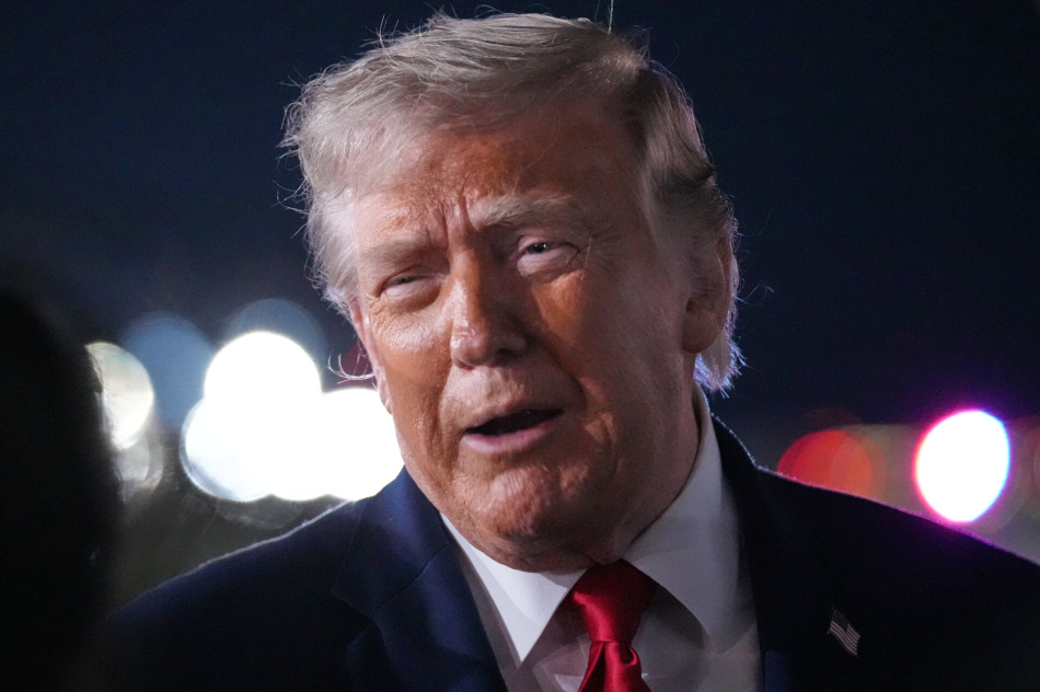 <YONHAP PHOTO-3594> President Donald Trump talks with reporters before boarding Air Force One at John F. Kennedy International Airport in New York, early Tuesday, June 9, 2026. (AP Photo/Mark Schiefelbein)/2026-06-09 14:12:23/
<저작권자 ⓒ 1980-2026 ㈜연합뉴스. 무단 전재 재배포 금지, AI 학습 및 활용 금지>