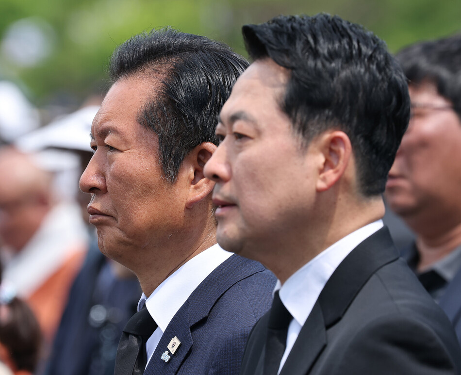 정청래 더불어민주당 대표(왼쪽), 장동혁 국민의힘 대표가 6일 서울 동작구 국립서울현충원에서 열린 제71회 현충일 추념식에서 참석해 있다. 연합뉴스