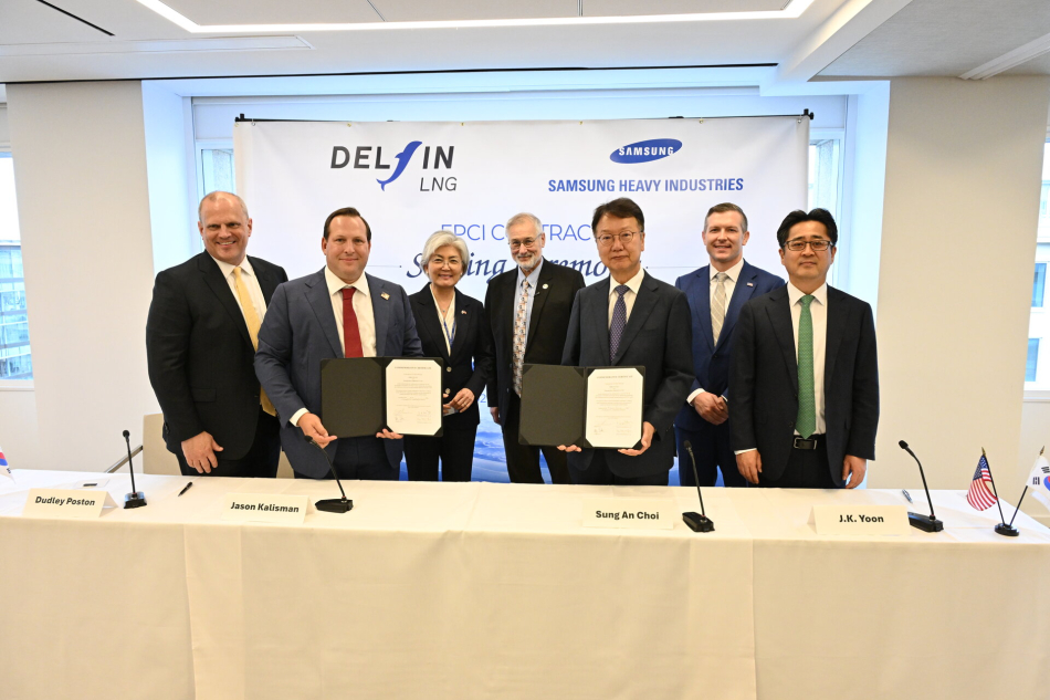 9일(현지시간) 미국 워싱턴 D.C에서 열린 ‘델핀 FLNG 1호기 계약 서명식‘에서 (왼쪽부터) 더들리 포스톤 델핀 미드스트림 CEO, 제이슨 칼리스만 탈리스만 그룹 CEO, 강경화 주미대사, 스티브 카멀 미국 해사청 청장, 최성안 삼성중공업 부회장, 카일 하우스트바이트 미국 에너지부 차관보, 윤재균 삼성중공업 영업본부장이 기념촬영을 하고 있다. 삼성중공업 제공